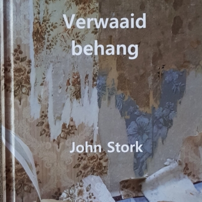 Verwaaid behang.